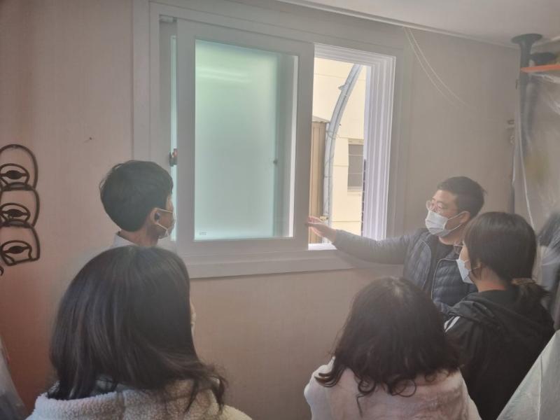 베이지색 벽면과 흰색 창호 프레임의 결합 상태