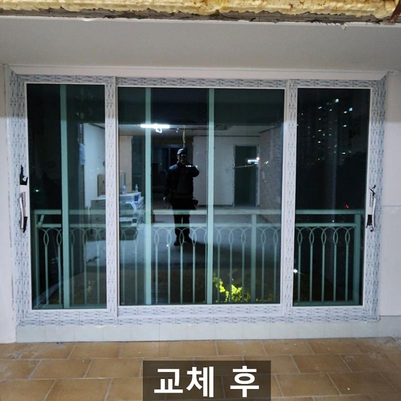 가구와 조명이 배치된 완성된 발코니