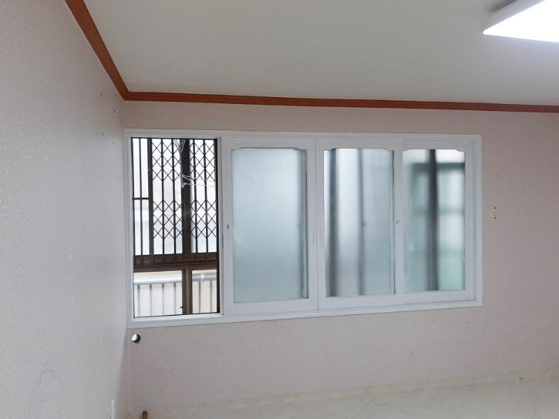 화이트 프레임 창호가 설치되는 벽면 근접 샷