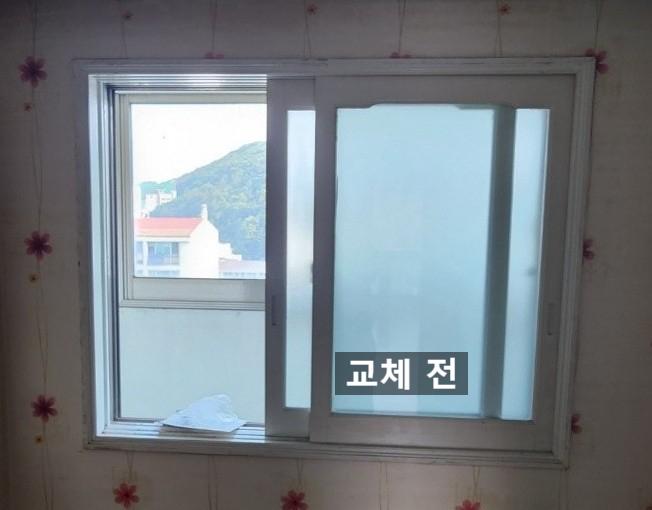꽃무늬 벽지 배경의 창호 설치 과정