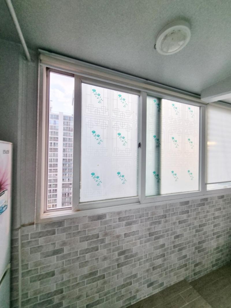회색 타일 벽면과 데코 패턴 유리의 조합