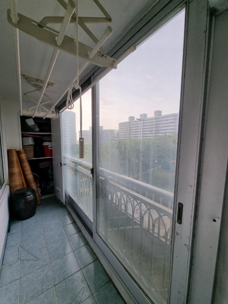 파란색 타일 바닥과 흰색 난간이 설치된 발코니