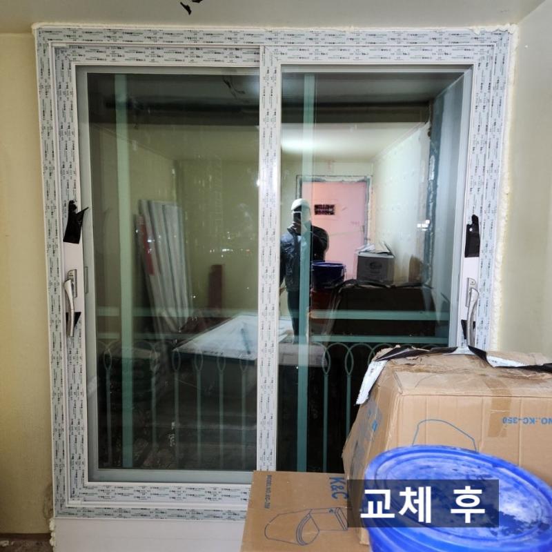 보조재가 부착된 창문 시공 현장