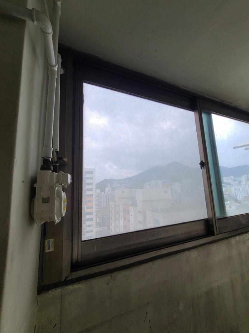 백색 배관과 전기 박스가 설치된 창호 근접 샷