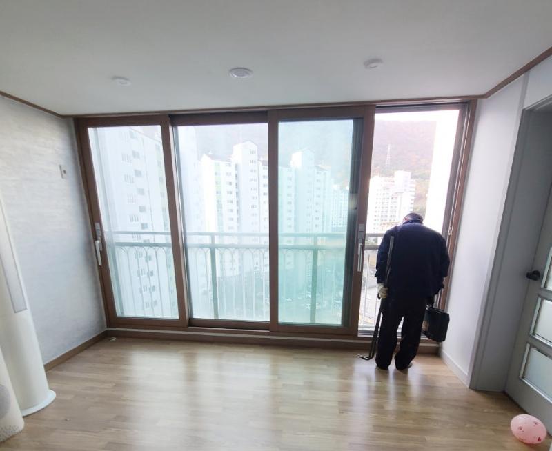 목재 마루와 흰색 벽지가 마감된 방의 창호 교체 작업