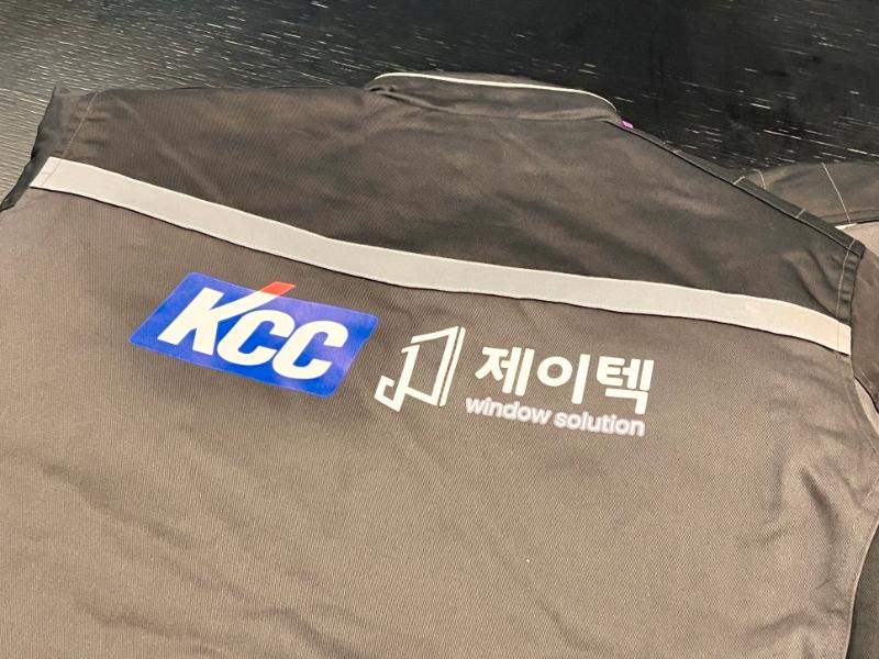 KCC 로고와 제이텍 문구가 인쇄된 작업복 뒷면