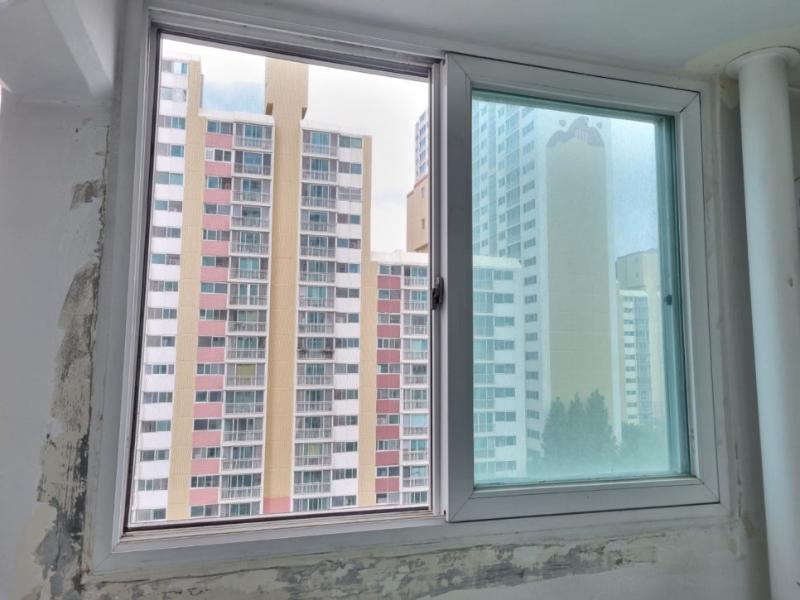 마감 전 흠집이 보이는 창가 주변 벽면
