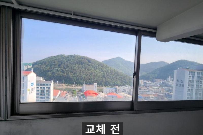 창호 프레임이 안착되는 시공 중의 모습