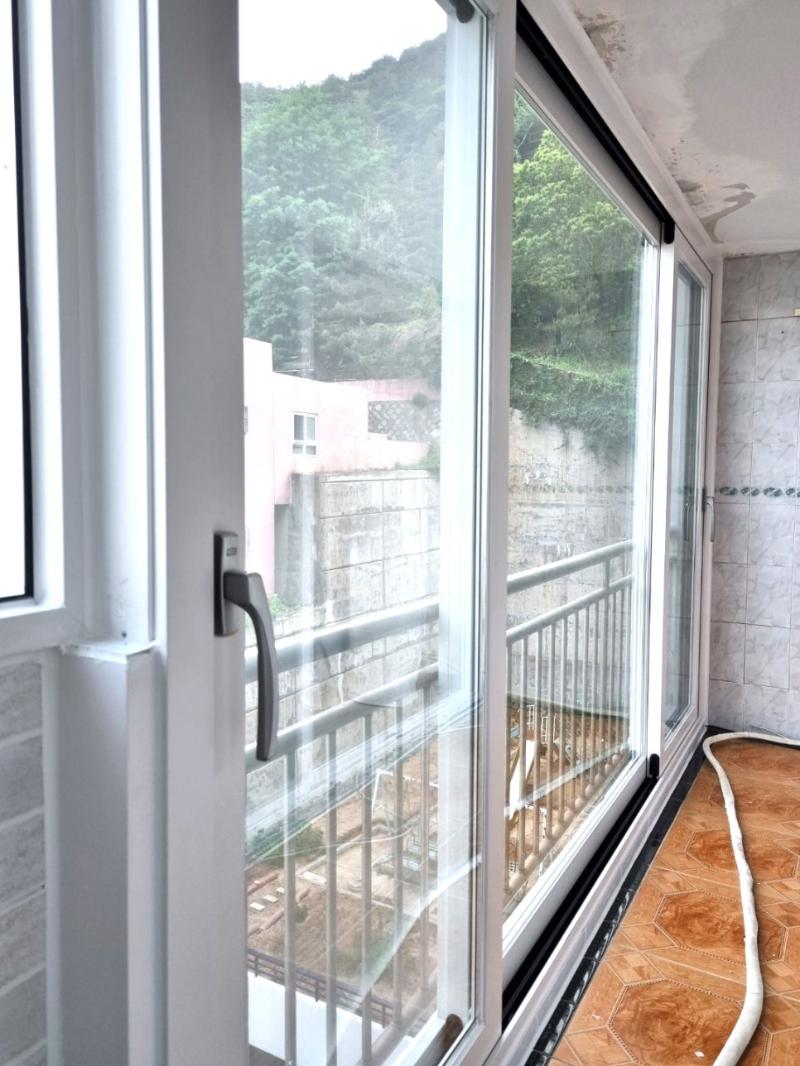 흰색 슬라이딩 창호가 설치된 발코니 전경