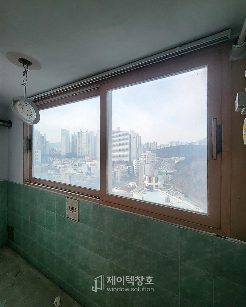 녹색 타일 벽면과 설치된 실내 창호