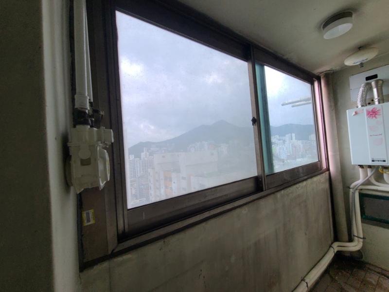 외부 조망과 내부 설비 라인이 보이는 창호 설치 지점