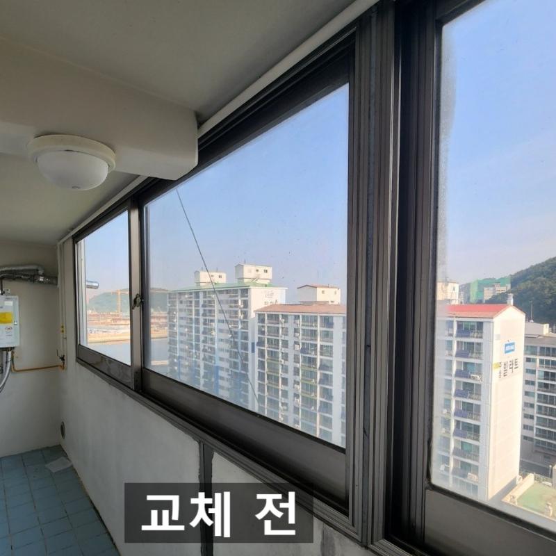 벽 타일과 설비가 보이는 내부 시공 장면