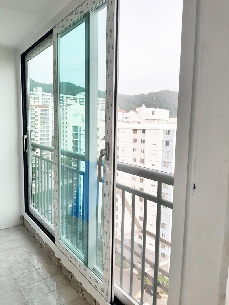 금속 난간과 타일 바닥이 보이는 창호 근접샷