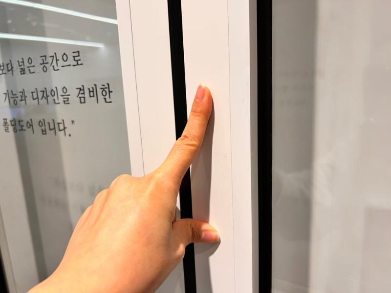 흰색 도어 패널의 표면 마감