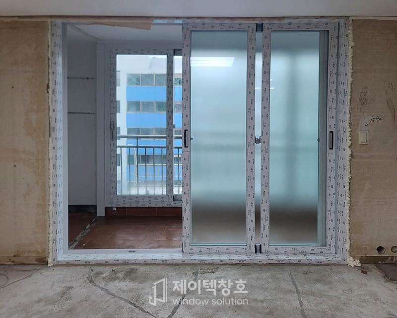 창호 프레임과 유리 패널의 결합 디테일
