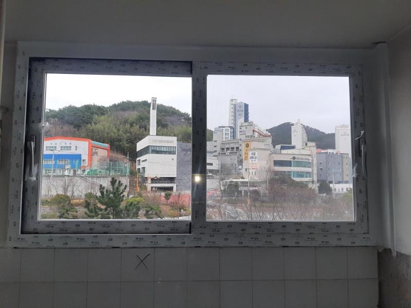 열린 창호를 통해 보이는 외부 도시 풍경