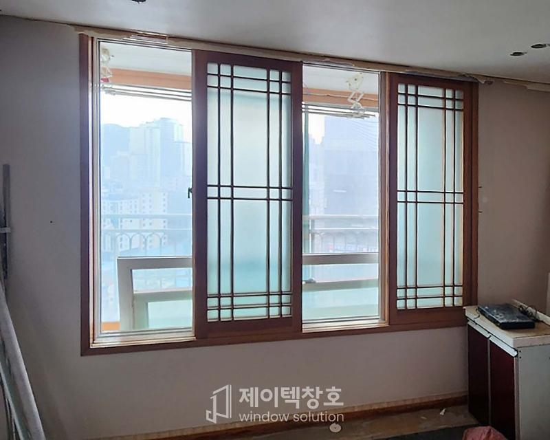 외부 건물 뷰가 보이는 나무 프레임 창호