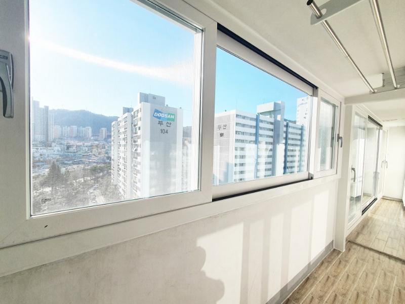 흰색 벽면과 천장 사이에 안착되는 창호