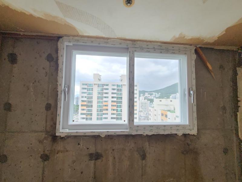 콘크리트 벽체에 설치된 이중창 창호의 단면