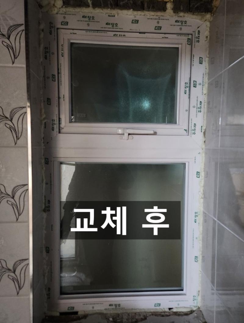 보호 필름이 부착된 창호 근접 샷