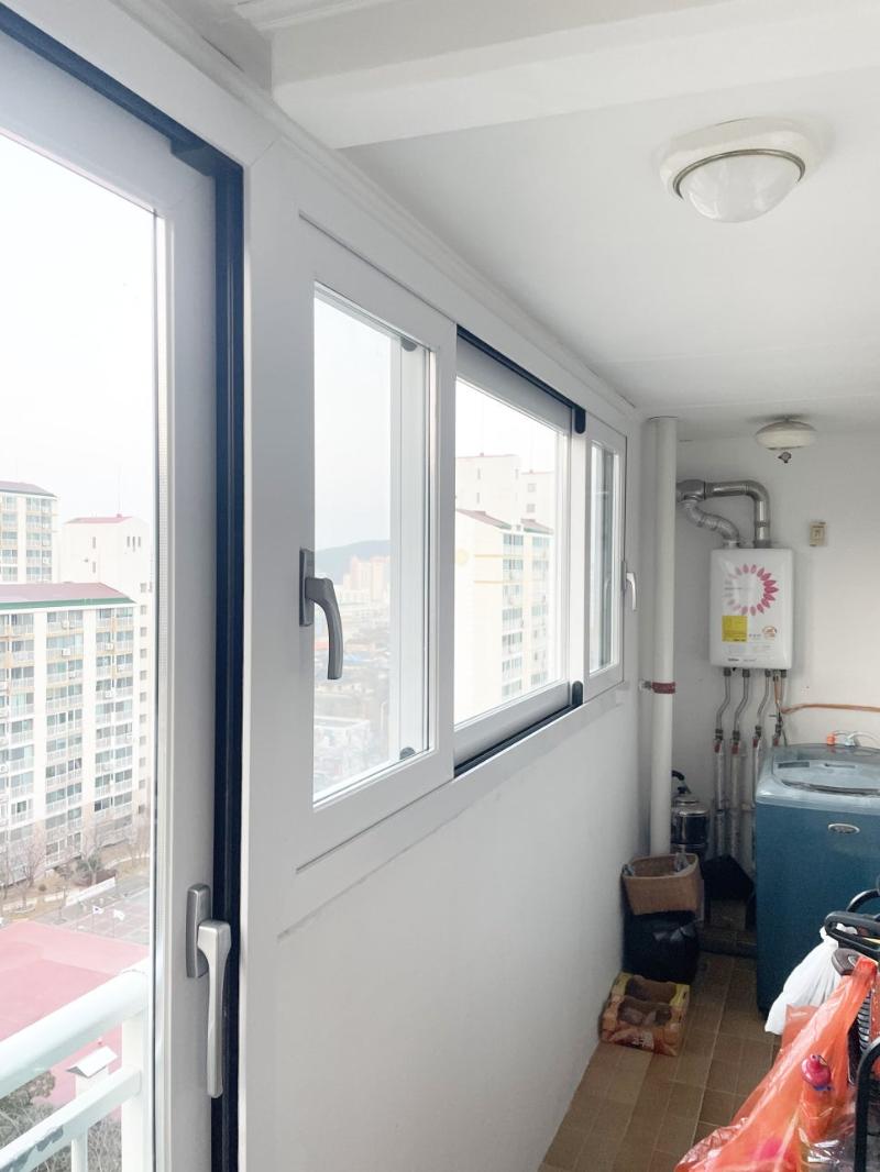 보일러실 창호 설치 후 천장 조명과 함께 보이는 모습