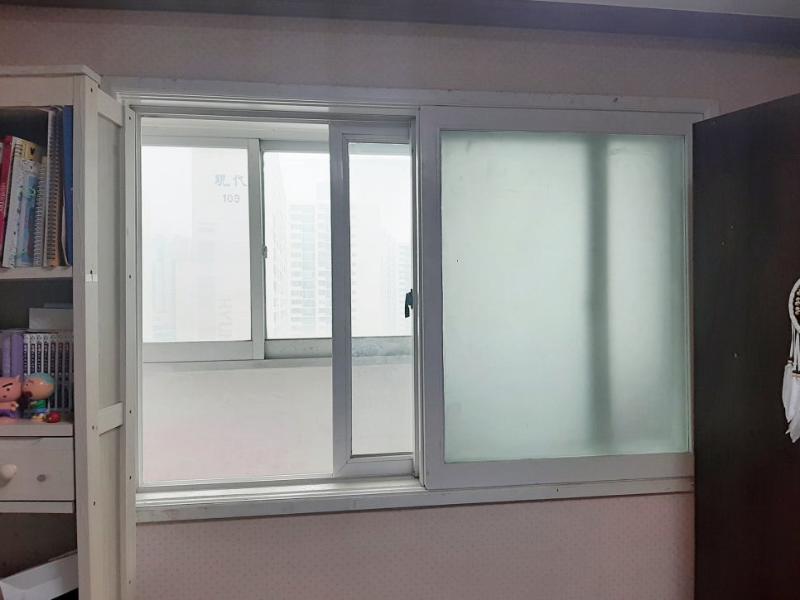 서재 가구 옆에 설치 중인 창호 프레임