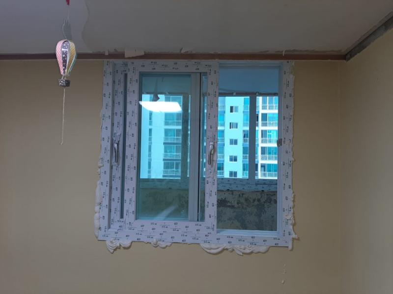 창호 주변을 흰색 보드로 마감하는 과정
