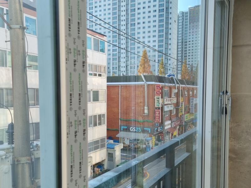 창호를 통해 보이는 외부 도시 풍경