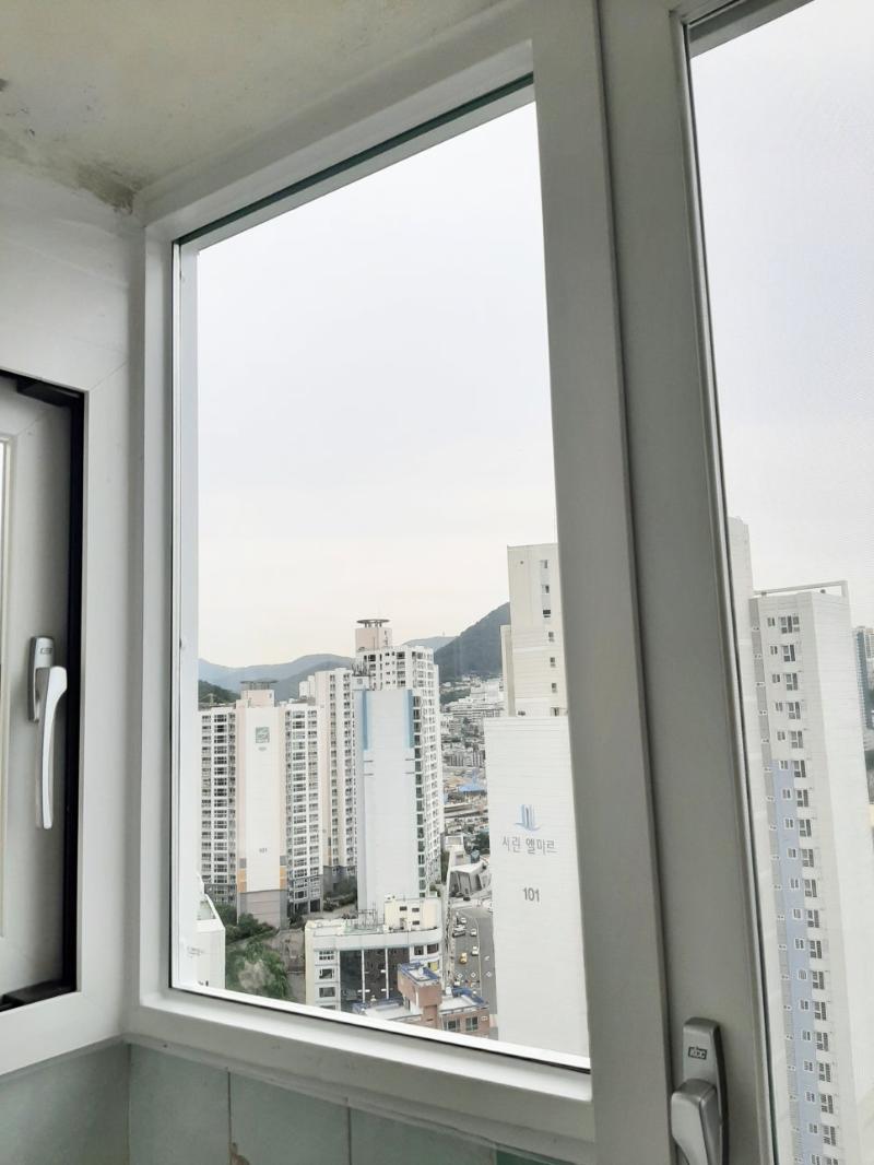 외부 도시 풍경이 보이는 창틀 근접 촬영