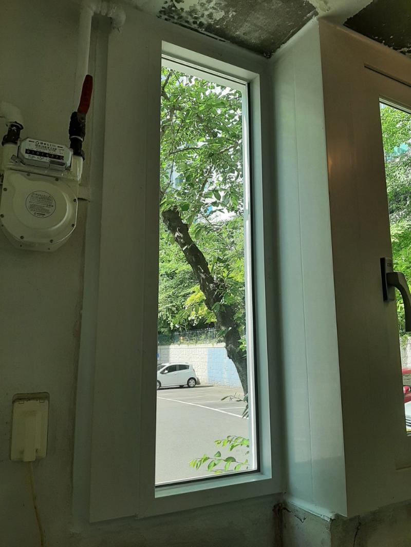가스 밸브와 전기 장치가 배치된 창호 프레임 주변