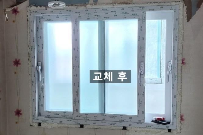 꽃무늬 벽면과 설치 완료된 창호 프레임