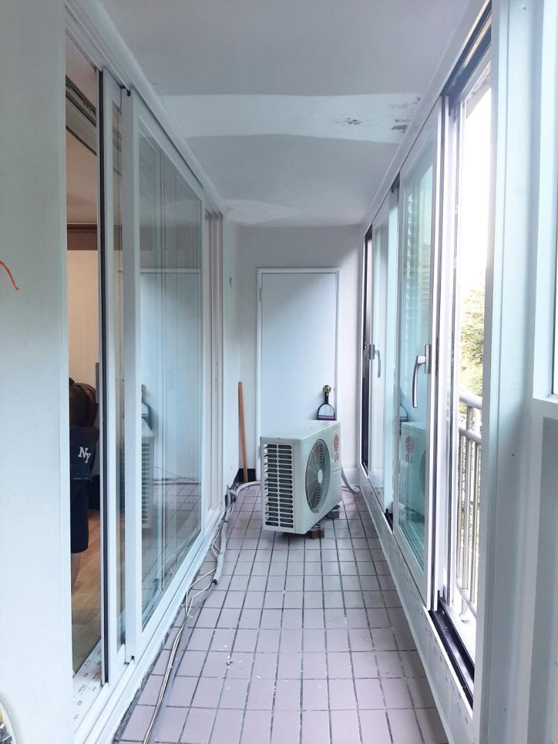 분홍색 타일 바닥과 빗물 받이가 보이는 발코니 천장