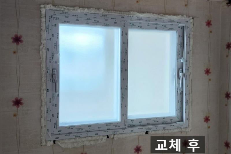 꽃무늬 벽지와 흰색 마감재가 적용된 실내 창호