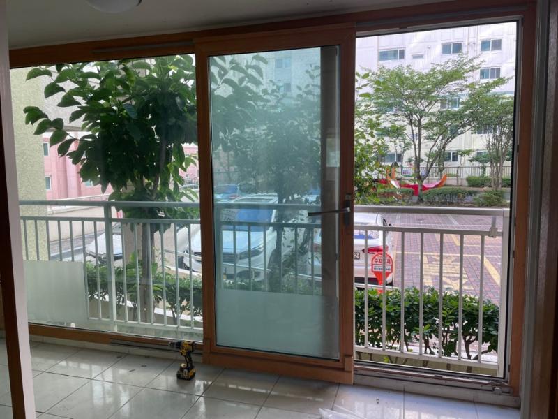 목재 프레임 도어와 바닥의 전동 드릴