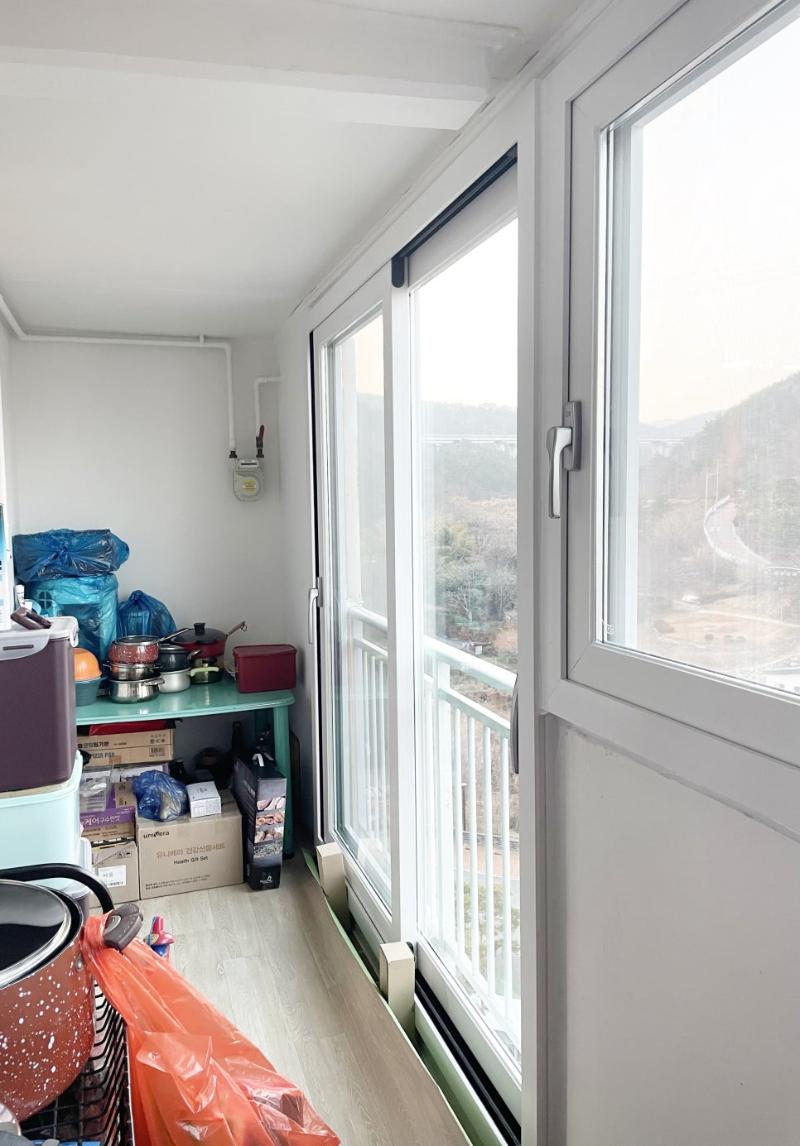 흰색 벽면과 창호가 어우러진 발코니 내부 전경