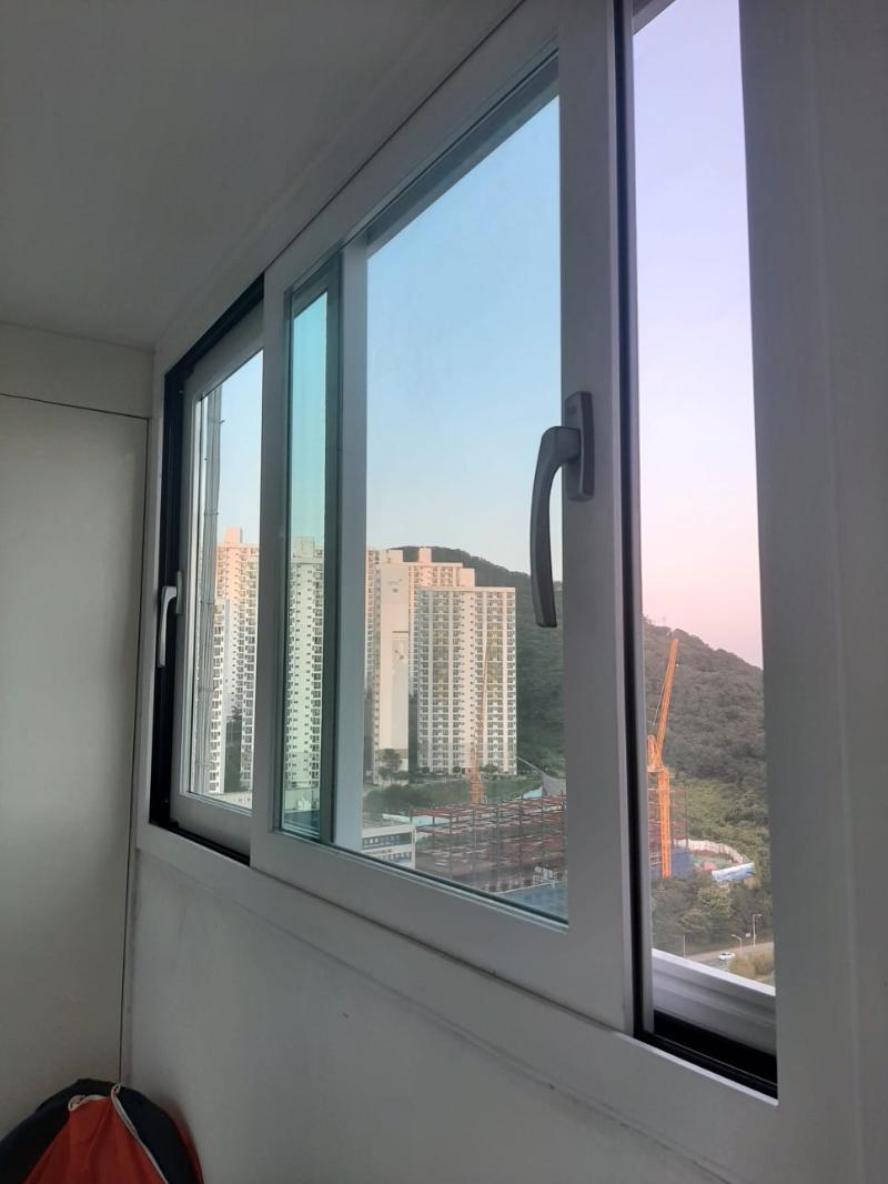 외부 전경이 보이는 열린 상태의 실내 창호