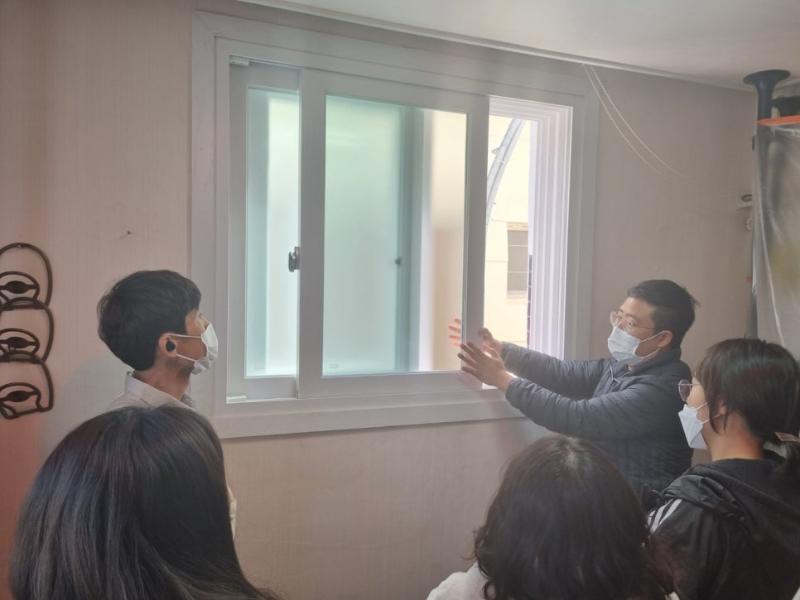 흰색 프레임과 유리 패널의 근접 마감 확인