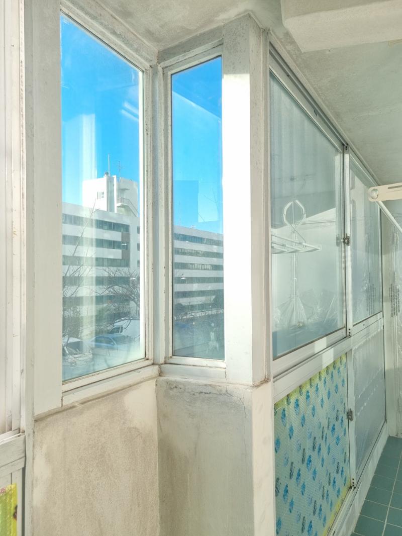 흰색 콘크리트 벽면과 창호가 맞닿은 지점