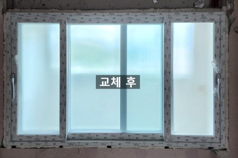 콘크리트 벽면과 맞닿은 투명 유리 창호