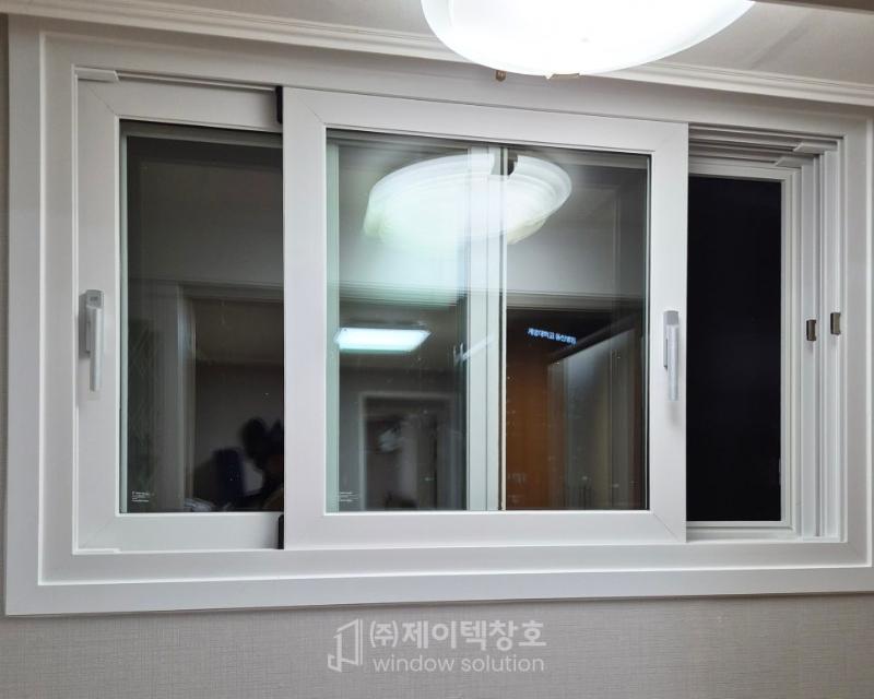실내 모습이 반사되는 완성된 창호의 근접 샷