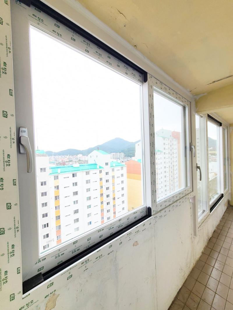 흰색 마감재 벽면에 설치된 화이트 프레임 창호