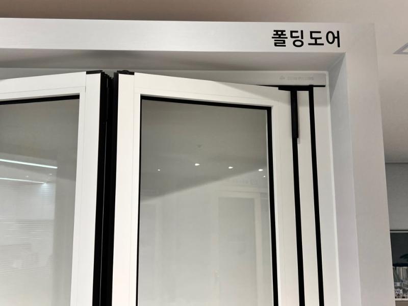 슬라이딩 도어의 상부 레일과 겹침 구조