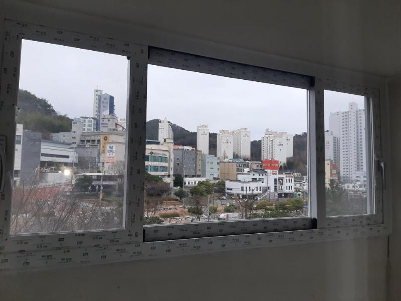 도시 풍경을 담고 있는 실내 창문 프레임