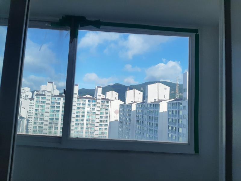 외부 산 배경과 함께 보이는 창호 프레임 고정 상태