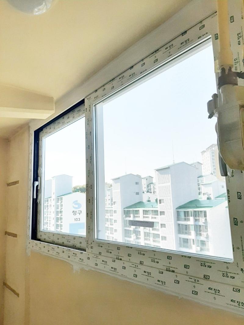 보호 필름이 부착된 흰색 창호 프레임