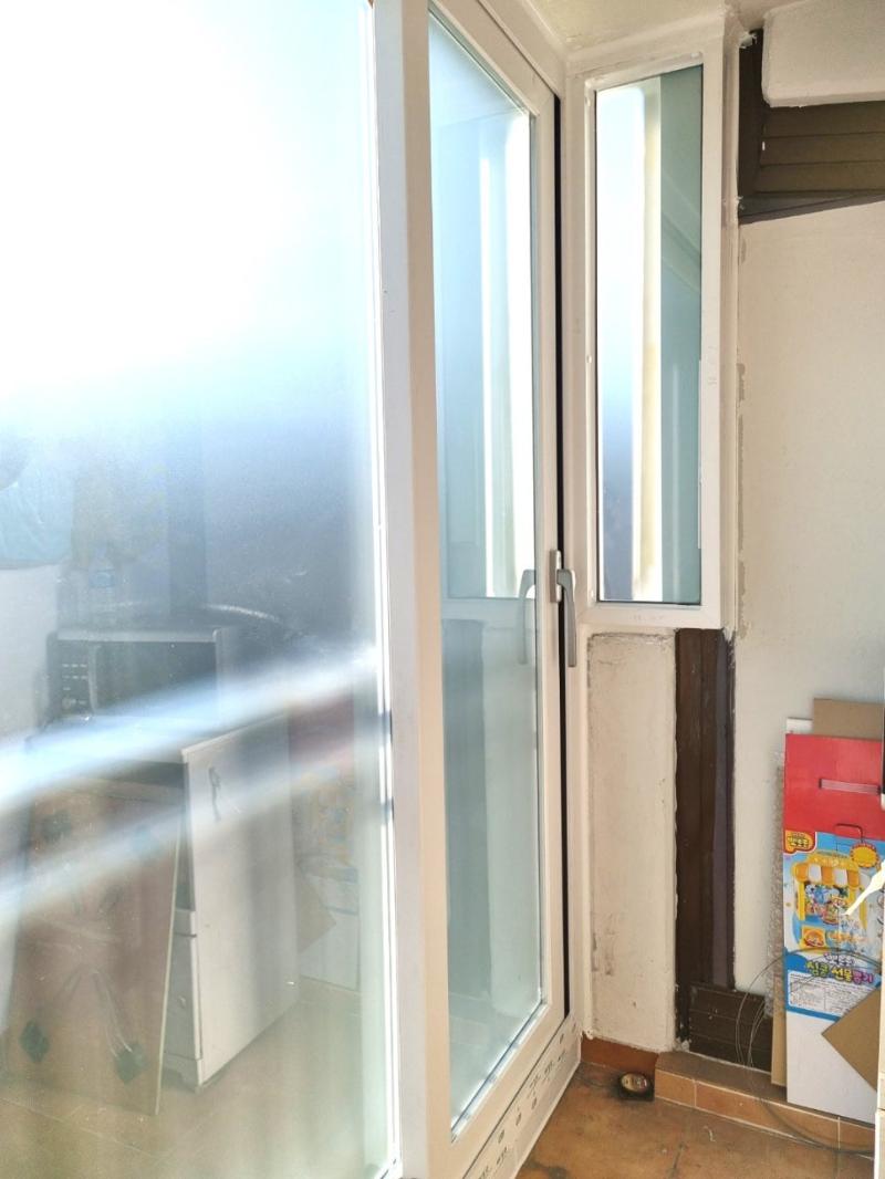 벽면 흠집이 보이는 실내 창문과 문 주변