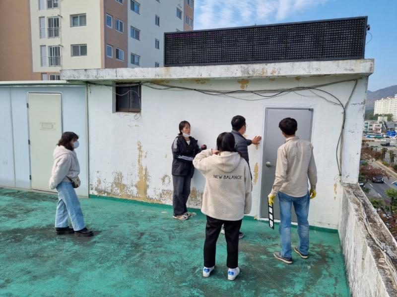 녹색 바닥과 흰색 벽면이 보이는 옥상 공간