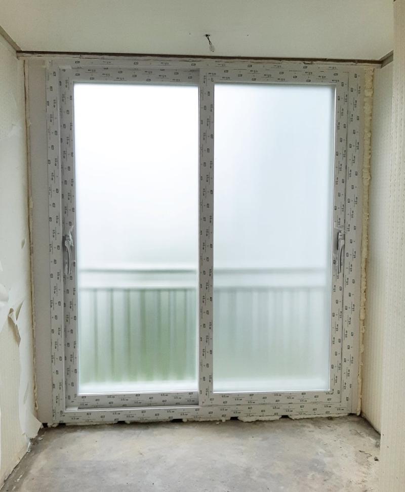 보라색 테이프가 붙은 벽면과 흙바닥 상태의 창호 프레임