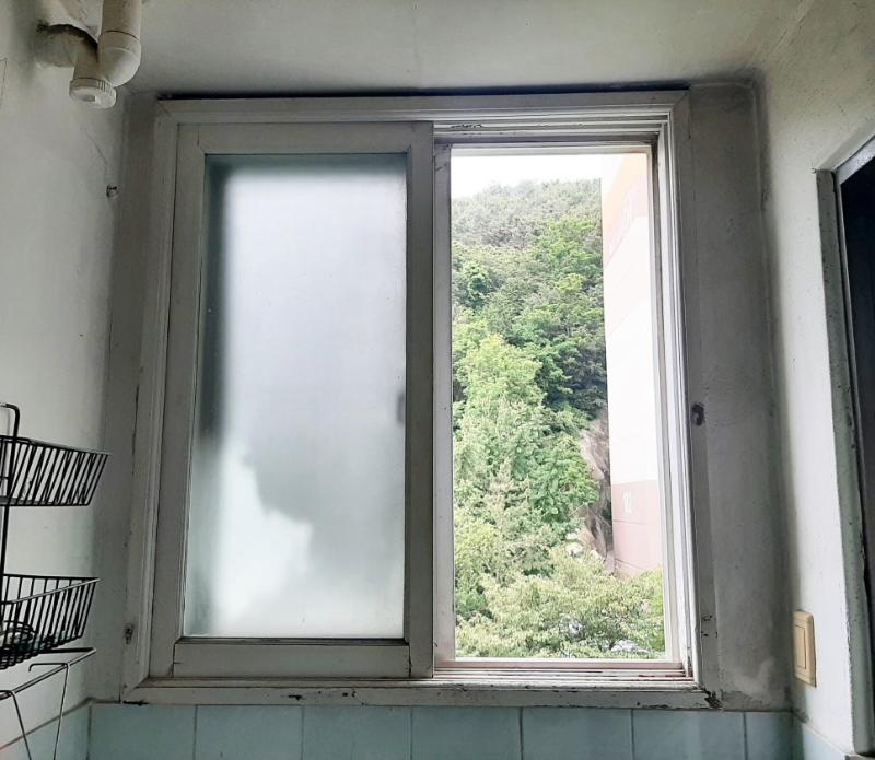 투명 필름 유리와 흰색 창틀이 보이는 근접샷