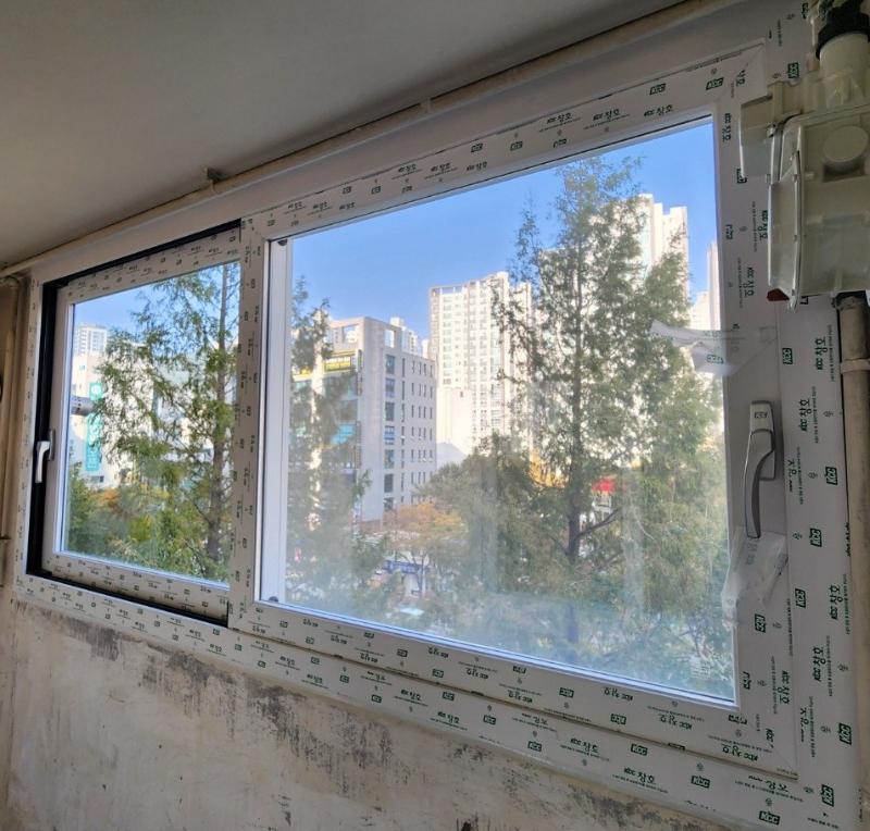 보호 필름이 부착된 새 흰색 창호 프레임